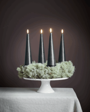 Adventskrans på opsats med grønne kegleformede LED bloklys.