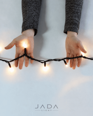 Hænder der holder en LED julelyskæde.