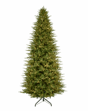 Kunstigt juletræ fra Nordic Fir Tree som viser varm hvid belysning på en hvid baggrund.